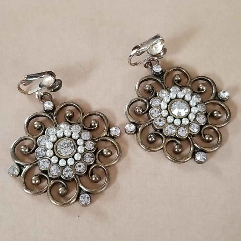 Vintage 1960s Hippie Faux Pearl and Rhinestone Antique Goldtone Clip Earrings - Picture 5 of 11